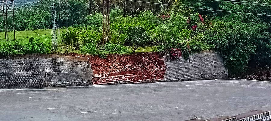 <div class="paragraphs"><p>ಶ್ರೀರಂಗಪಟ್ಟಣದ ಕೆಆರ್ಎಸ್ ಅಣೆಕಟ್ಟೆ ಬಳಿ ತಡೆಗೋಡೆ ಕುಸಿತ</p></div>